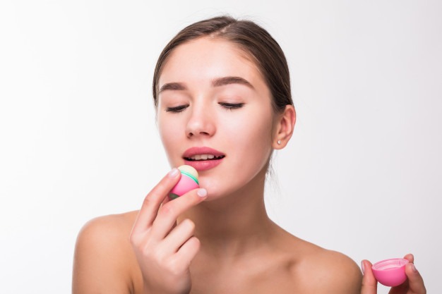 pelembab bibir yang sedang diaplikasikan pada bibir wanita, menunjukkan tekstur yang kaya dan lembap, ideal untuk menjaga kelembapan sepanjang hari