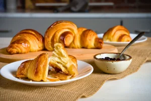Croissant klasik Prancis dengan tekstur lembut di dalam dan renyah di luar.