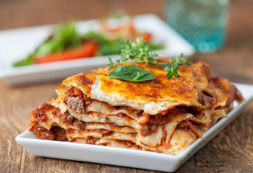 Lasagna Daging Sapi dengan Saus Béchamel Creamy yang Menggoda Selera