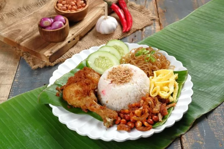Nasi Campur Bali: Sensasi Pedas dan Gurih yang Otentik