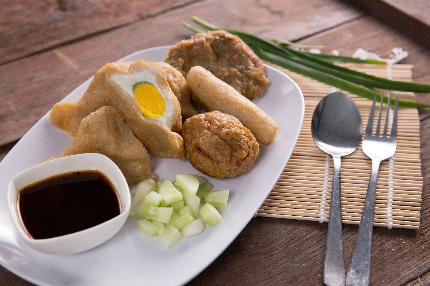 Pempek Palembang: Sejarah dan Asal Usul Kuliner Khas Sumatera