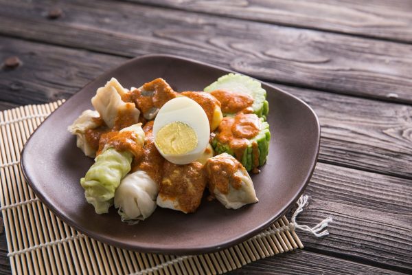 Siomay Bandung: Kuliner Legendaris dengan Saus Kacang Gurih