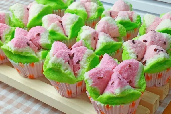 Bolu Kukus: Kelezatan Tradisional yang Tak Pernah Lekang oleh Waktu Bolu Kukus: Tips Membuat Kue Empuk untuk Pemula