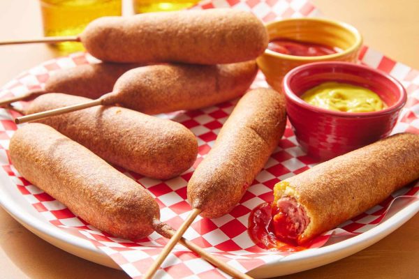Corn Dog: Camilan Ikonik yang Menggoda Lidah dan Mudah Dinikmati di Mana Saja Corn Dog: Panduan Lengkap Menikmati Camilan Ikonik yang Renyah dan Gurih