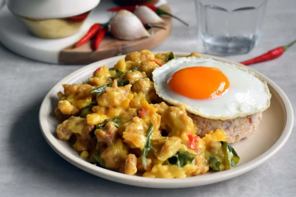 Chicken Salted Egg: Sensasi Gurih yang Menggugah Selera Chicken Salted Egg: Variasi Saus untuk Selera Pedas dan Gurih