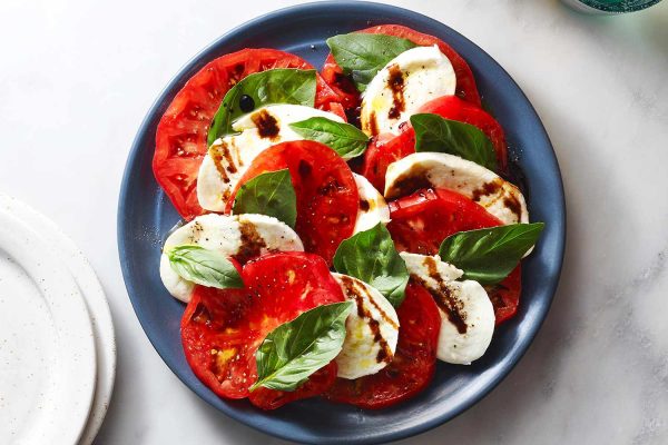 Caprese Salad: Perpaduan Sederhana yang Menggugah Selera Caprese Salad