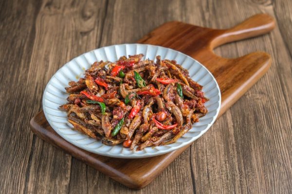 Ikan Asin Balado Trik Meredam Kelebihan Garam agar Rasa Lebih Seimbang