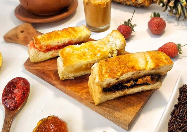 Roti Bakar Topping Melimpah