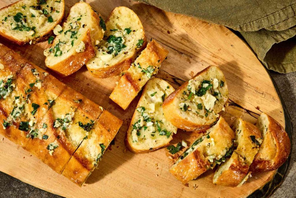 Garlic Bread: Roti Panggang Gurih yang Selalu Bikin Nagih
